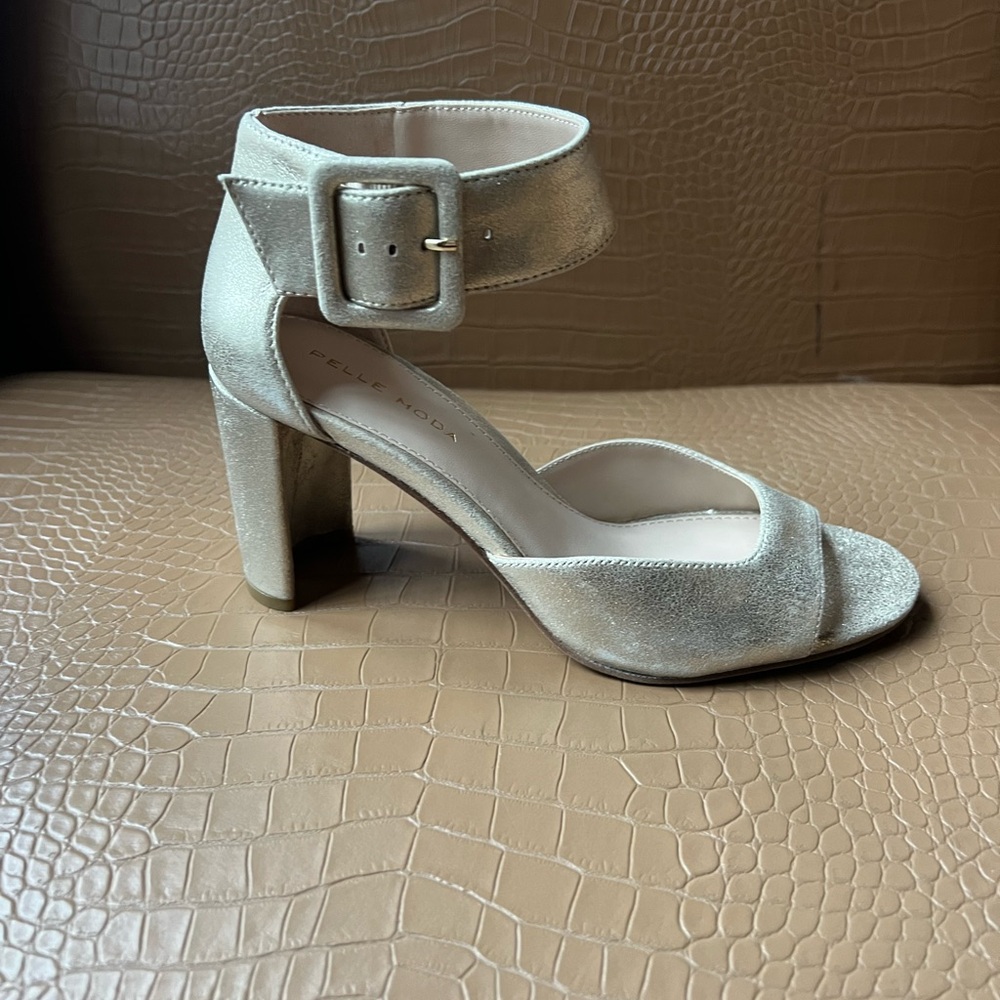 Pelle Moda Metalic Platinum Gold Women's Dressy Sandal Size 5.5 M 3” Heel. - Picture 5 of 7